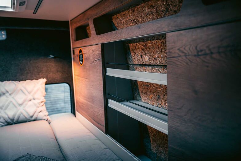 Wandschrank anstelle von Dachstauschränken im The Savage X.