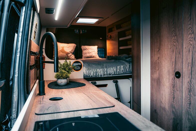 Blick vom Küchenblock zum Heckbett.