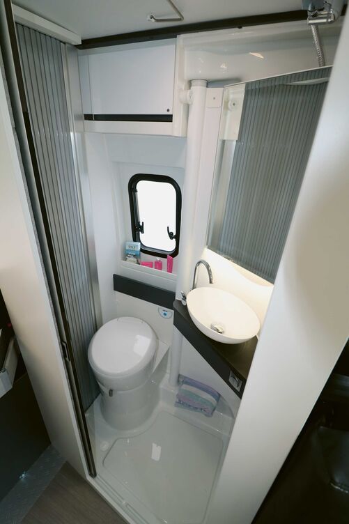 Le lumineux espace sanitaires duplex dispose de tout l’essentiel et offre une paroi rabattable avec lavabo.