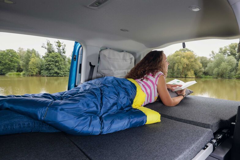 À l’arrière, le Caddy California est équipé comme un camping-car, avec un lit rabattable et un matelas de 1,98 x 1,07 m.