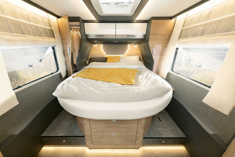 Das zwei Meter lange Doppelbett im XLI 7850-2 DBM im luxuriös gestalteten Heckschlafzimmer.