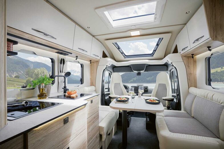 Dînette en face-à-face du Profila T Freestyle, avec son design clair Chalet Rustico.