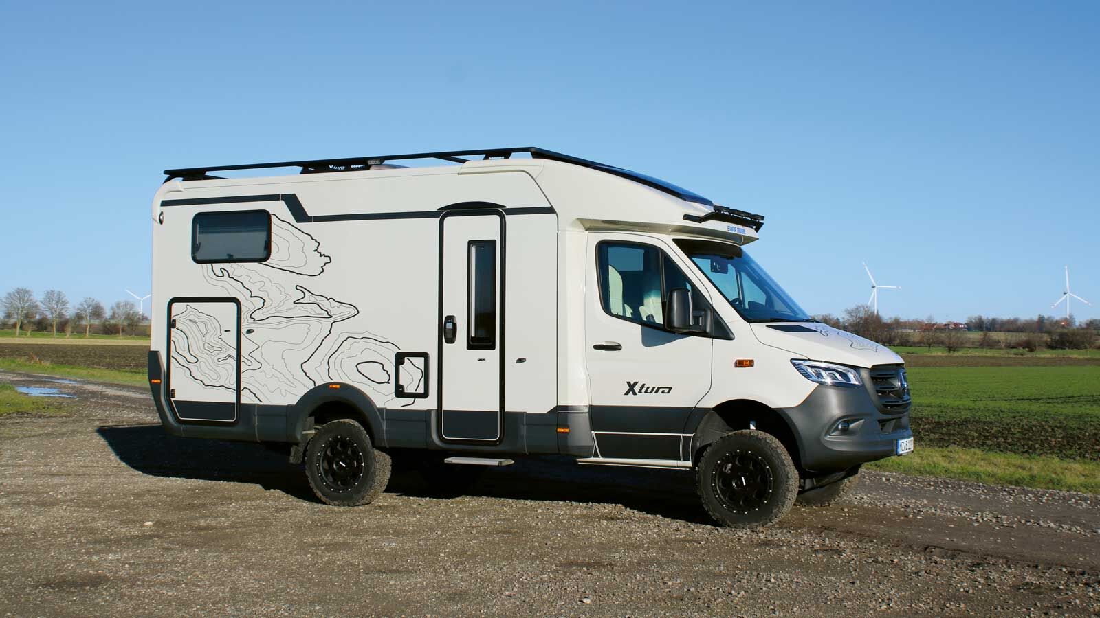 Der stabile Aufbau mit der speziellen Lackierung und Designelementen sowie die typischen Offroad-Zutaten machen den Xtura auf dem Allrad-Sprinter zum echten Hingucker.