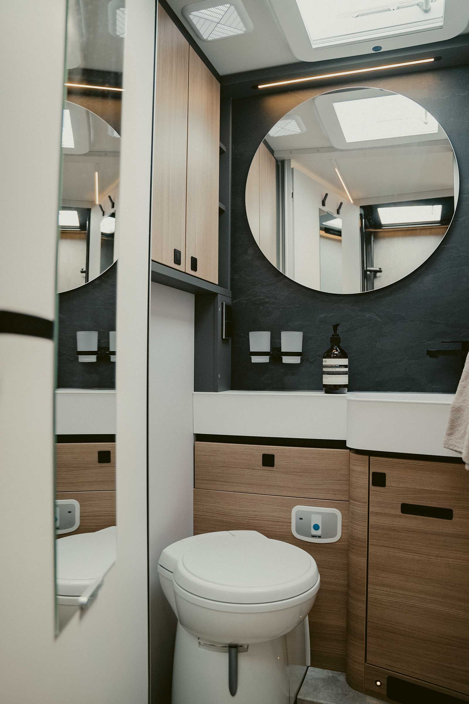 Der neu gestaltete Badbereich überzeugt mit leichter, wasserresistenter Bauweise.