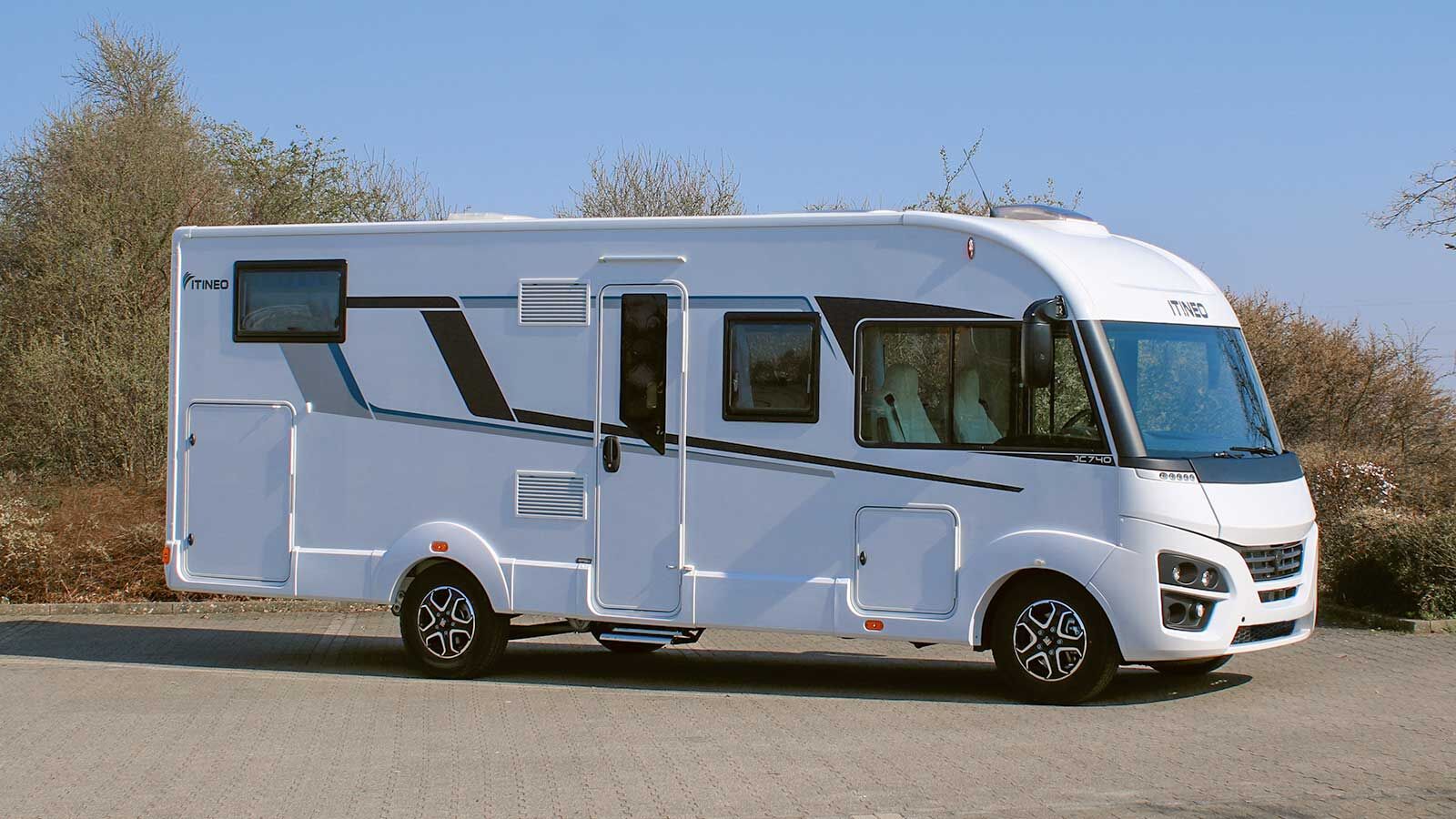 Von allen Seiten präsentiert sich der Integrierte Itineo Famili JC 740 im schicken Outfit und mit tadelloser Verarbeitungsqualität.
