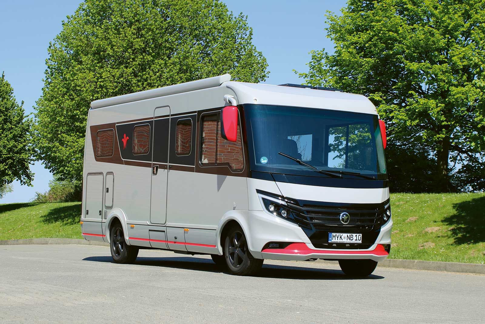 Die eifelgraue Lackierung des iSmove 6.9 sorgt zusammen mit den automotiven Clou-Line-Elementen und den roten Farbtupfern für einen standesgemässen und zugleich markanten Auftritt im kompakten Liner-Segment.