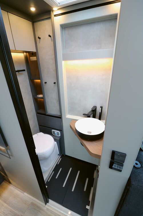 Badkomfort wird grossgeschrieben im iSmove. Toilette und Waschbecken sind optimal platziert. Mit praktischer Schiebewand wird die Dusche separiert.
