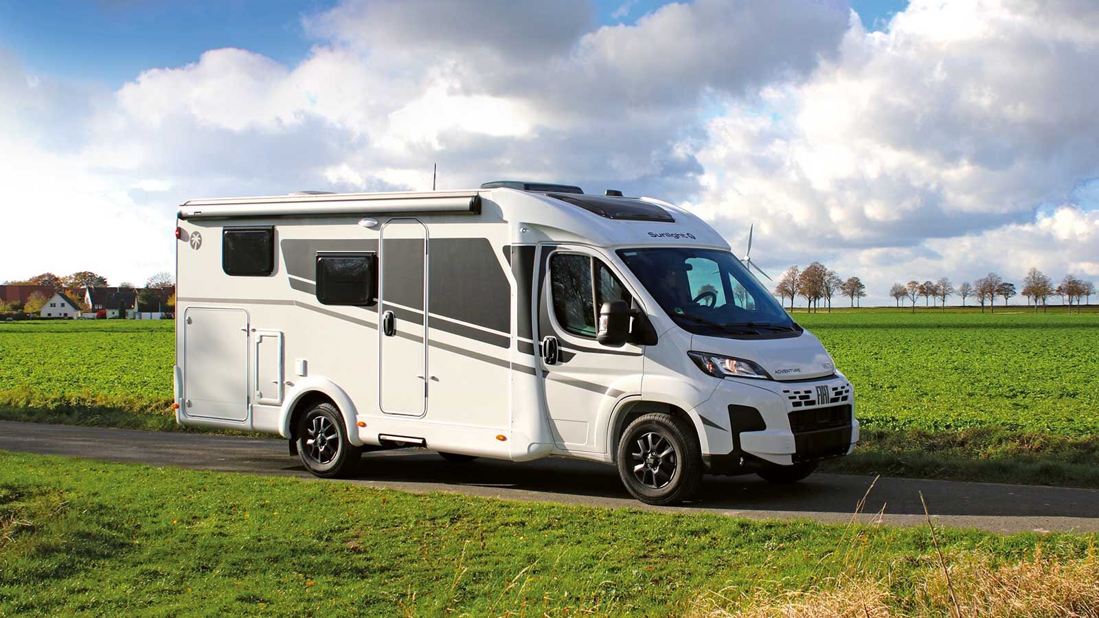 L’extérieur de l’étroit Adventure V 67 S affiche des finitions réussies sous tous les angles, avec une bonne qualité de réalisation.