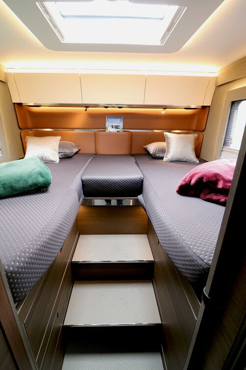 Das Heck-Schlafzimmer kann auf Anhieb gefallen, besitzt komfortable Betten, bietet reichlich Bewegungsfreiheit, vielfältige Lichtelemente sowie einen bequemen Zugang über die grossen Stufen.