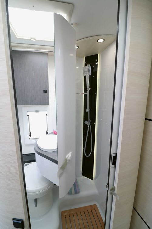 Funktionelle Einteilung und komplette Ausstattung kennzeichnen den kompakten Sanitärraum aus, der auch mit seinem hellen Interieur punkten kann.
