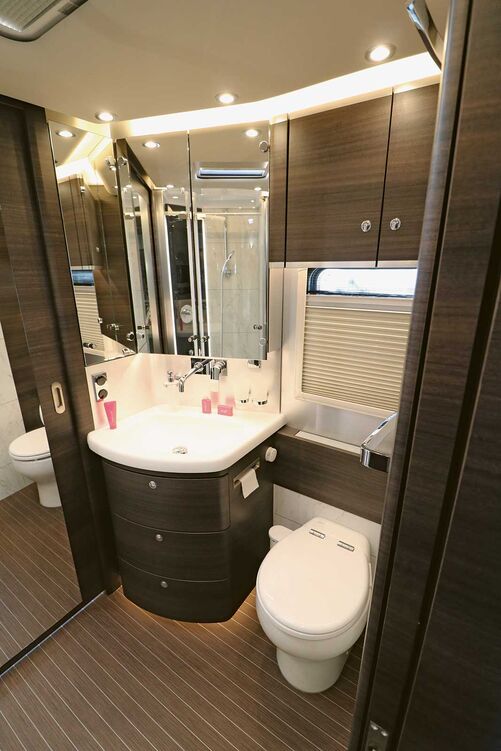 Im elegant wirkenden Sanitärbereich ist grosszügig Stauraum für die Toilettensachen vorhanden.