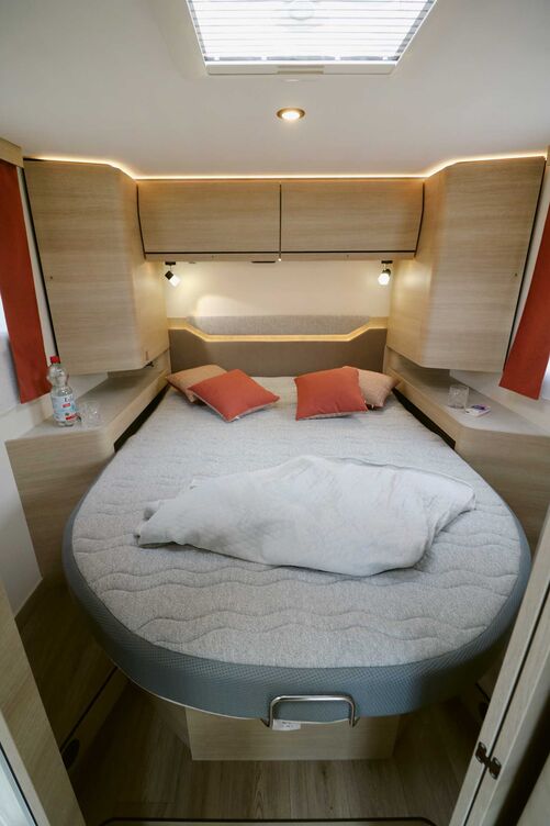 Das Schlafzimmer im Heck überzeugt mit äusserst komfortabler Bultex-Matratze, guten Platzverhältnissen, wohnlichem Interieur und diversen Lichtelementen.