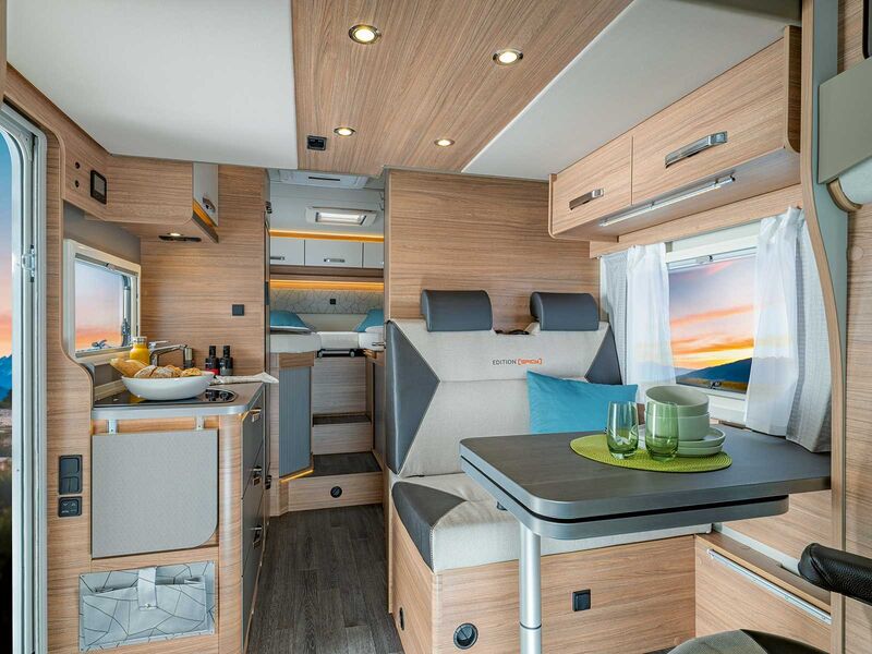 Vue de la cabine vers l’arrière du Weinsberg CaraSuite 650 MEG Edition Spicy.