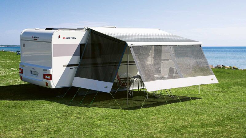 Der Sonnenschutz besteht aus hochwertigem Mesh-Gewebe und lässt sich flexibel anbringen.