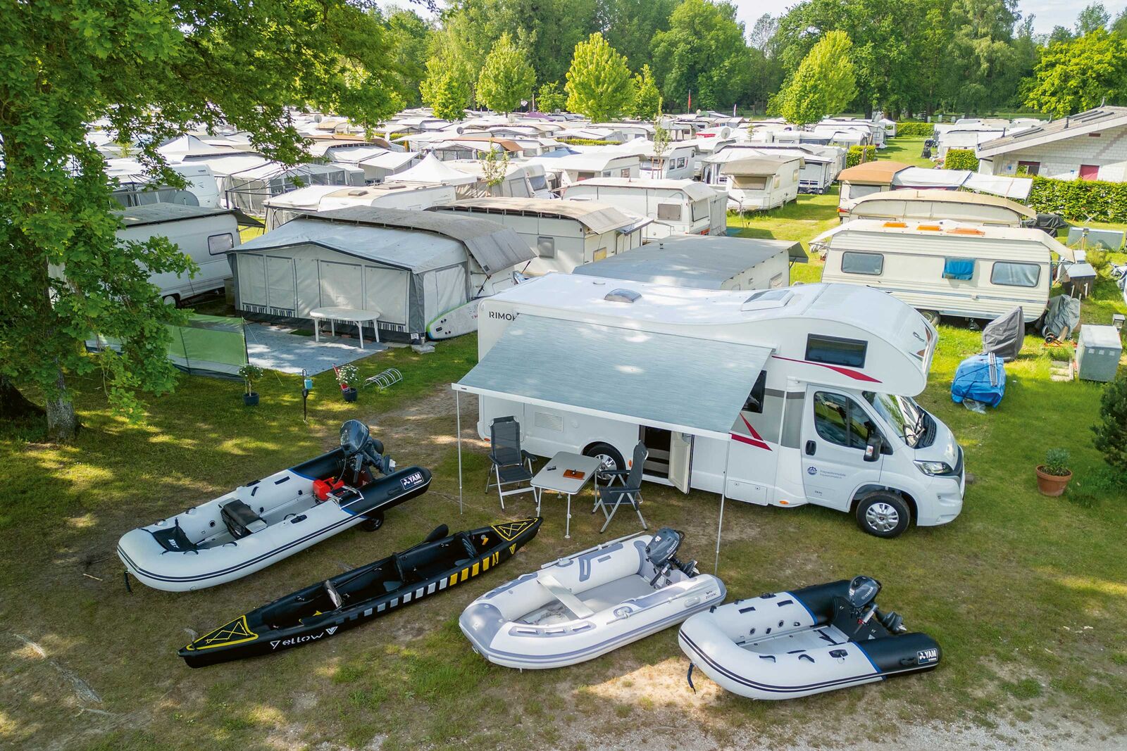 État des lieux : pour le test, Promot AG a amené trois bateaux pneumatiques différents et un kayak gonflable.