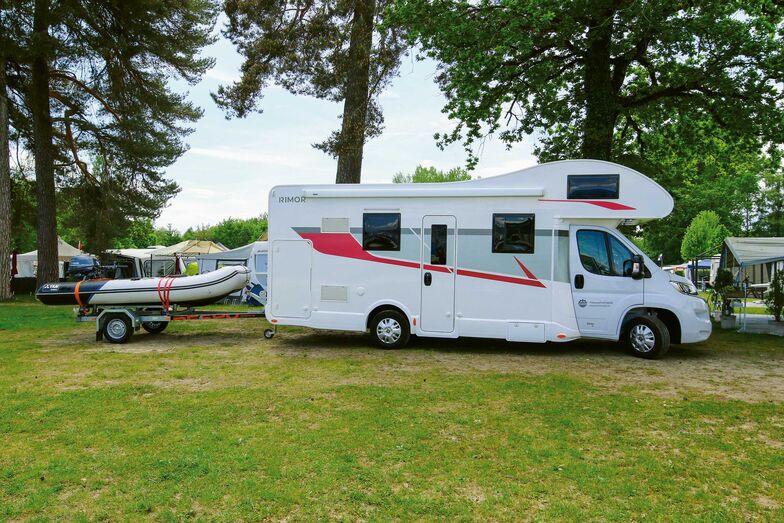 Un bateau semi-rigide se tracte sans problème derrière le camping-car.