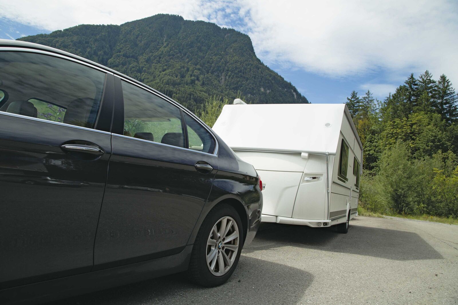 Auch bei schneller Fahrt: Protec-Swiss gibt dem Wohnwagen den nötigen Schutz.